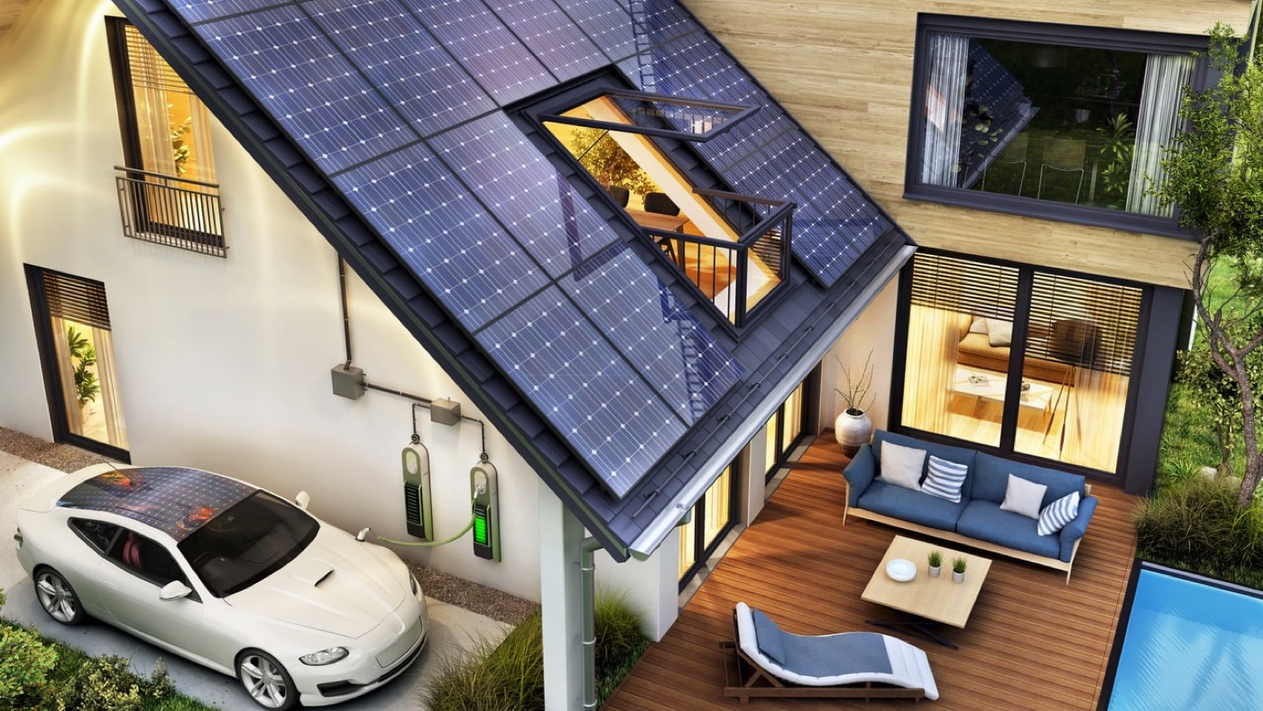Modernes Wohnhaus mit Photovoltaik, Wärmepumpe und warm beleuchtetem Innenraum in der Abenddämmerung
